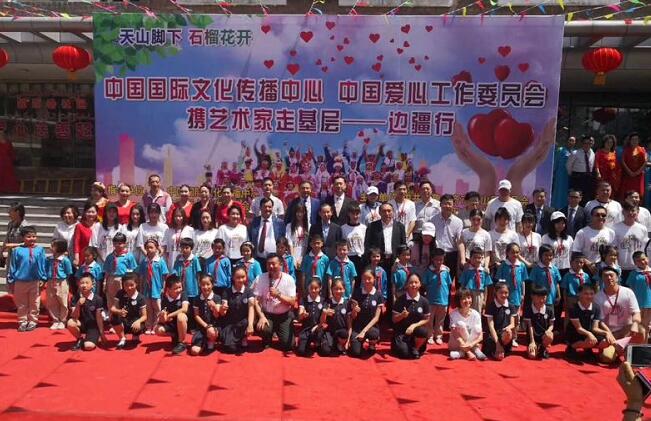 千里送暖 愛心藝術家行走邊疆，點亮文化與溫情之旅